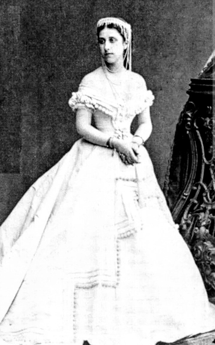 Будущий Александр III в молодости обожал княжну Марию Мещерскую. Он записал в дневнике: «Может быть, это будет лучше, если я откажусь от престола и женюсь на милой М». 