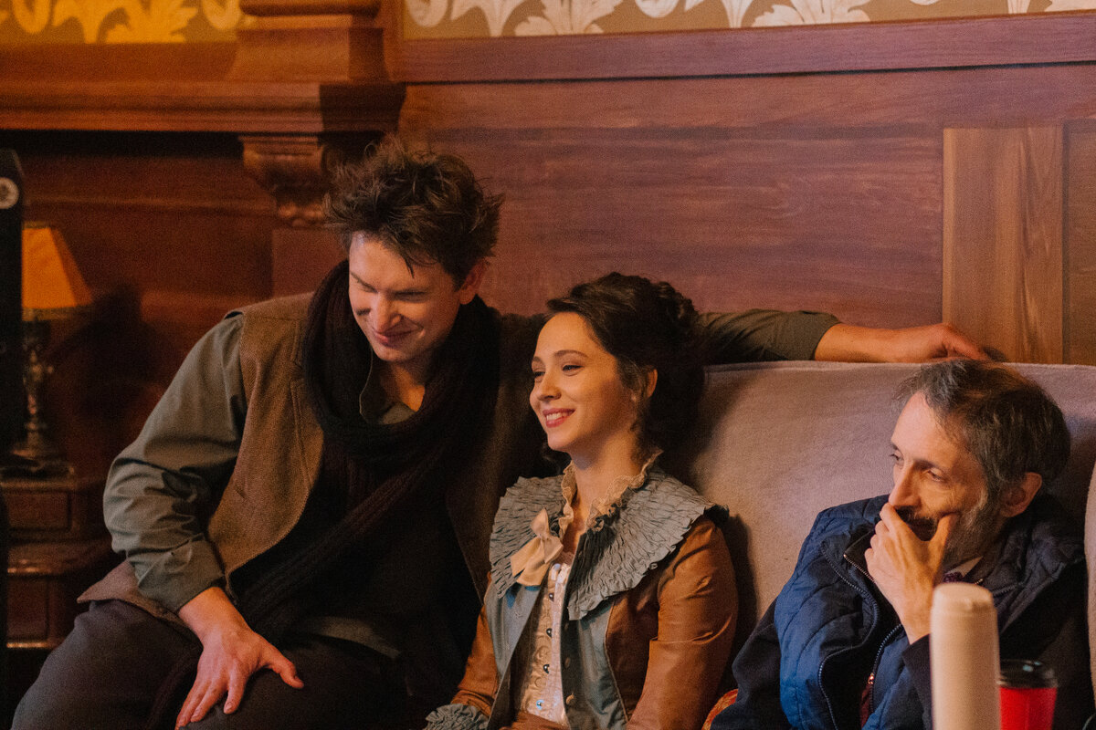 Телеканал ТНТ объявляет о старте съемок 12-серийной исторической комедии “Купцы и дети” производства Good Story Media. Это актуальная, вне зависимости от времени, история на тему отцов и детей, а также о том, что разница убеждений - совсем не повод для разрушения семейных отношений. Главные роли - купца Федора Намолина, его жены Марфы и их сына Костика в сериале сыграют Михаил Пореченков, Ксения Кутепова и Павел Табаков. Также в ролях: Дарья Балабанова, Павел Ворожцов, Дмитрий Белоцерковский, Виктория Клинкова, Алексей Розин, Сергей Степин, Владимир Майзингер и др.  
Действие сериала перенесет зрителей в Москву 1910 года. В дом купца второй гильдии, патриархального и консервативного Федора Намолина. Из Санкт-Петербурга возвращается сын Костик с женой Лизой и еще одним членом их семьи. К ужасу, Намолина, его единственный сын за время учебы стал социалистом, анархистом и еще бог весть кем! Костик больше не соглашается с мнением отца, отстаивает свою точку зрения и верит в то, что скоро жизнь в России полностью изменится. Однако такое положение дел совершенно не по нраву Намолину-старшему, который привык, что все живут так, как скажет он. Федор уверен, что во всем виноваты новые друзья Костика, и полон решимости перевоспитать сына. 

Основной блок съемок сезона пройдет в Тамбове, в музейном комплексе «Усадьба Асеевых», которая была построена в XIX веке (в стилистике барокко, классицизма и модерна одновременно), а в настоящее время является филиалом музея-заповедника «Петергоф». Здесь же проходили и съемки пилота. В январе съемочная группа вернется в Москву, съемочный процесс продолжаться в павильоне Мосфильма и продлится до середины февраля.

Пилот сериала “Купцы и дети” был снят в прошлом году и показан в рамках конкурсной программы на фестивале “Пилот” 2022 г. 

Михаил Пореченков, актер: “Историческая комедия - довольно редкий жанр для российского кино, и мне показалось любопытным, как авторы сериала “Купцы и дети” разыскали параллели в настроениях нашего времени и событиях столетней давности, сделав упор на самое главное - семейные отношения. В непростые времена семья становится той опорой, за которую стоит держаться, но именно она, как это ни парадоксально, подвергается серьезным испытаниям убеждениями, взглядами, политикой и т.д. Мы снимаем теплую и очень смешную историю о том, что во все времена отцам и детям непросто друг друга понять, но семья стоит того, чтобы за нее побороться.”

Дмитрий Будашкаев, сценарист и креативный продюсер: “Мы решили поговорить про семейные ценности без трагического надрыва, посмеяться над проблемами, про которые у нас и разговаривать-то не принято. Так и появились «Купцы и дети». Оптика исторического сериала дает пространство для маневра, снимает ненужное эмоциональное напряжение. При этом возникает специфическая сложность - в истории купца Намолина и его семьи приходится искать такой ракурс, при котором сами проблемы будут интересными и казаться достоверными. Ведь недостоверность российский зритель уже давно не прощает! К тому же, у нас было понимание, что сериал для ТНТ должен выделяться уже самой идеей. Даже выбор времени для событий сериала стал для нас неким квестом. Удалось найти год, когда Россия оказалась в относительно спокойной фазе своей истории - революция 1905 года уже отгремела, про Первую мировую войну еще никто не думает. Самое время заняться семьей и отношениями между отцами и детьми.”

Премьера сериала “Купцы и дети” состоится на ТНТ в 2024 г.
