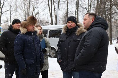    Руководитель городского округа Ступино, секретарь местного отделения партии «Единая Россия» Сергей Мужальских совместно с профильными заместителями и представителями управляющей компании проверяет качество уборки дворовых и общественных территорий на улице Андропова © Пресс-служба администрации г.о. Ступино