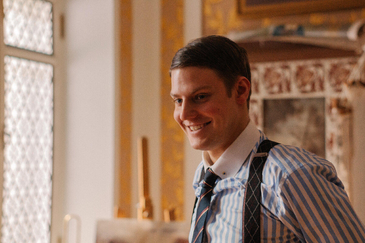 Телеканал ТНТ объявляет о старте съемок 12-серийной исторической комедии “Купцы и дети” производства Good Story Media. Это актуальная, вне зависимости от времени, история на тему отцов и детей, а также о том, что разница убеждений - совсем не повод для разрушения семейных отношений. Главные роли - купца Федора Намолина, его жены Марфы и их сына Костика в сериале сыграют Михаил Пореченков, Ксения Кутепова и Павел Табаков. Также в ролях: Дарья Балабанова, Павел Ворожцов, Дмитрий Белоцерковский, Виктория Клинкова, Алексей Розин, Сергей Степин, Владимир Майзингер и др.  
Действие сериала перенесет зрителей в Москву 1910 года. В дом купца второй гильдии, патриархального и консервативного Федора Намолина. Из Санкт-Петербурга возвращается сын Костик с женой Лизой и еще одним членом их семьи. К ужасу, Намолина, его единственный сын за время учебы стал социалистом, анархистом и еще бог весть кем! Костик больше не соглашается с мнением отца, отстаивает свою точку зрения и верит в то, что скоро жизнь в России полностью изменится. Однако такое положение дел совершенно не по нраву Намолину-старшему, который привык, что все живут так, как скажет он. Федор уверен, что во всем виноваты новые друзья Костика, и полон решимости перевоспитать сына. 

Основной блок съемок сезона пройдет в Тамбове, в музейном комплексе «Усадьба Асеевых», которая была построена в XIX веке (в стилистике барокко, классицизма и модерна одновременно), а в настоящее время является филиалом музея-заповедника «Петергоф». Здесь же проходили и съемки пилота. В январе съемочная группа вернется в Москву, съемочный процесс продолжаться в павильоне Мосфильма и продлится до середины февраля.

Пилот сериала “Купцы и дети” был снят в прошлом году и показан в рамках конкурсной программы на фестивале “Пилот” 2022 г. 

Михаил Пореченков, актер: “Историческая комедия - довольно редкий жанр для российского кино, и мне показалось любопытным, как авторы сериала “Купцы и дети” разыскали параллели в настроениях нашего времени и событиях столетней давности, сделав упор на самое главное - семейные отношения. В непростые времена семья становится той опорой, за которую стоит держаться, но именно она, как это ни парадоксально, подвергается серьезным испытаниям убеждениями, взглядами, политикой и т.д. Мы снимаем теплую и очень смешную историю о том, что во все времена отцам и детям непросто друг друга понять, но семья стоит того, чтобы за нее побороться.”

Дмитрий Будашкаев, сценарист и креативный продюсер: “Мы решили поговорить про семейные ценности без трагического надрыва, посмеяться над проблемами, про которые у нас и разговаривать-то не принято. Так и появились «Купцы и дети». Оптика исторического сериала дает пространство для маневра, снимает ненужное эмоциональное напряжение. При этом возникает специфическая сложность - в истории купца Намолина и его семьи приходится искать такой ракурс, при котором сами проблемы будут интересными и казаться достоверными. Ведь недостоверность российский зритель уже давно не прощает! К тому же, у нас было понимание, что сериал для ТНТ должен выделяться уже самой идеей. Даже выбор времени для событий сериала стал для нас неким квестом. Удалось найти год, когда Россия оказалась в относительно спокойной фазе своей истории - революция 1905 года уже отгремела, про Первую мировую войну еще никто не думает. Самое время заняться семьей и отношениями между отцами и детьми.”

Премьера сериала “Купцы и дети” состоится на ТНТ в 2024 г.
