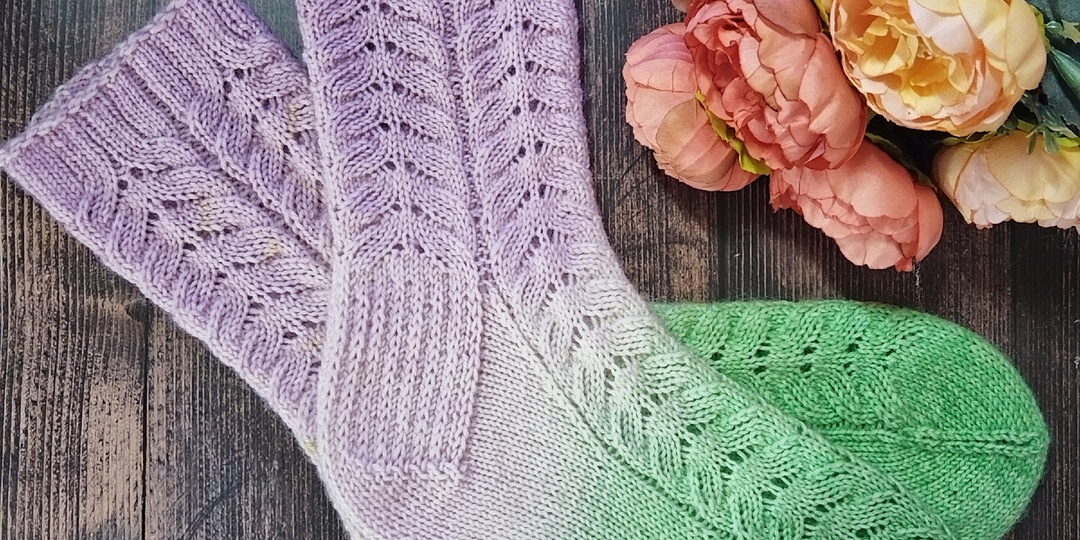 Зачем вязать красивые носки, если их все равно никто не видит