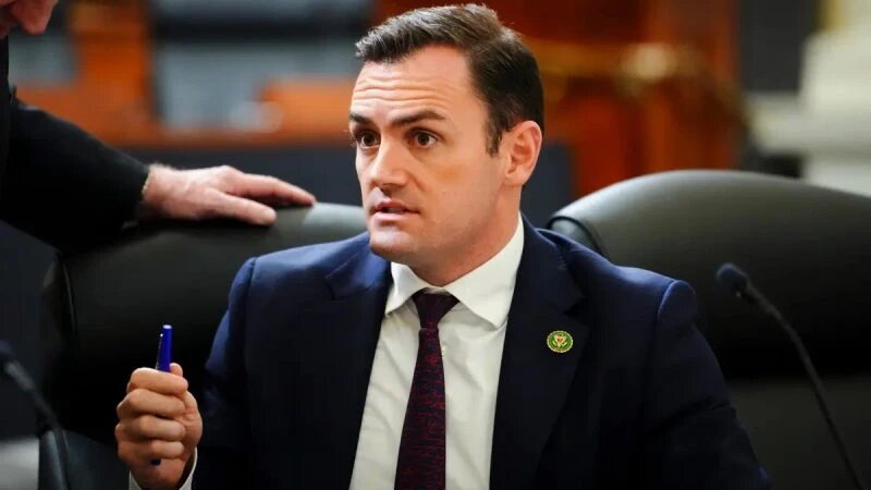 Председатель специального комитета по Китаю Майк Галлахер выступает на пресс-конференции, на которой оглашаются результаты расследования комитетом биолаборатории, обнаруженной в Ридли, Калифорния, в Вашингтоне 15 ноября 2023 года. (Madalina Vasiliu/The Epoch Times)