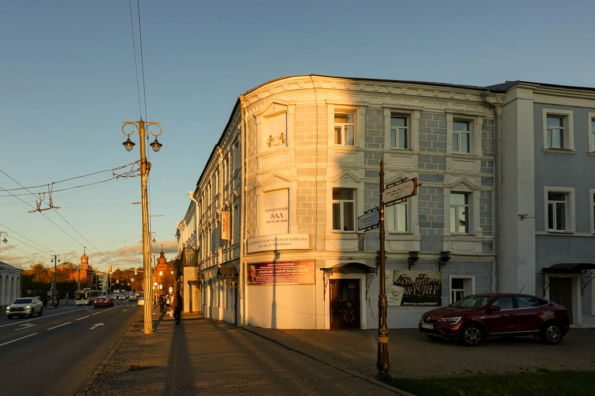 ехать в город во сне. палатка для поезда. спит в поезде. мужчина за рулем. парень в поезде.