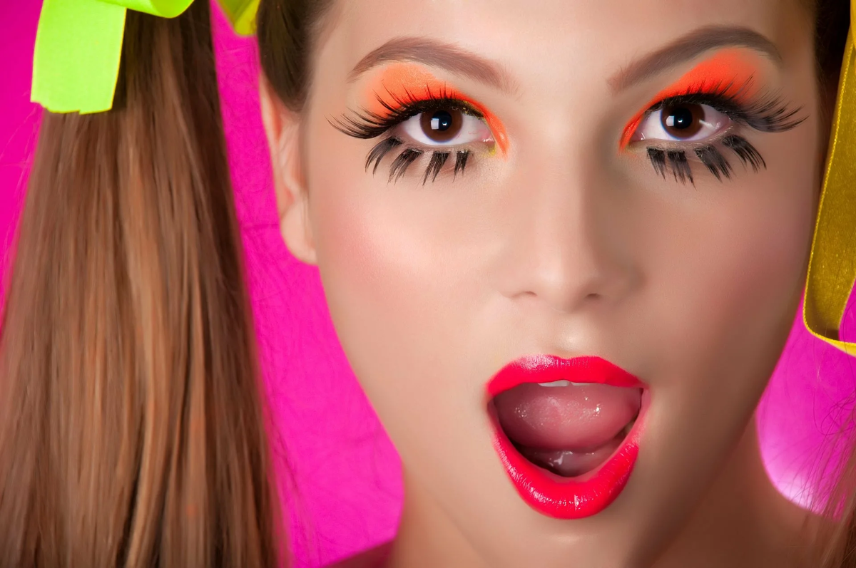  Многим зрителям важные детали уже даже не бросаются в глаза.   Неужели маленькая девочка в коротком платье, на каблуках, в косметике, автозагаре и масле, имитирующая сексуальное поведение взрослых с эротическим подтекстом стало "нормой" в этой индустрии.