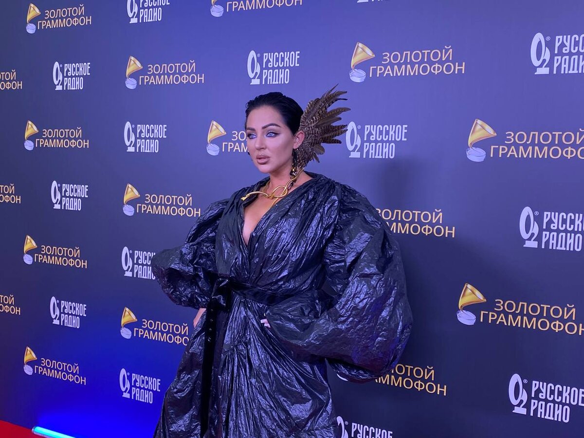 Девушка вышла на ковровую дорожку в платье из полиэтиленового пакета.  Фото: ФедералПресс / Анастасия Алимпиева