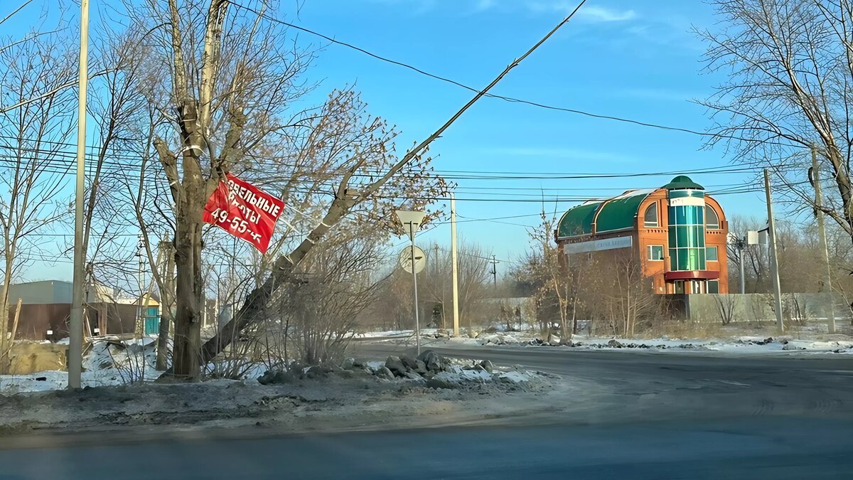     По словам местных жителей, на ситуацию никто не реагирует, а ствол, тем временем, держится на веревках от плаката и проводах.