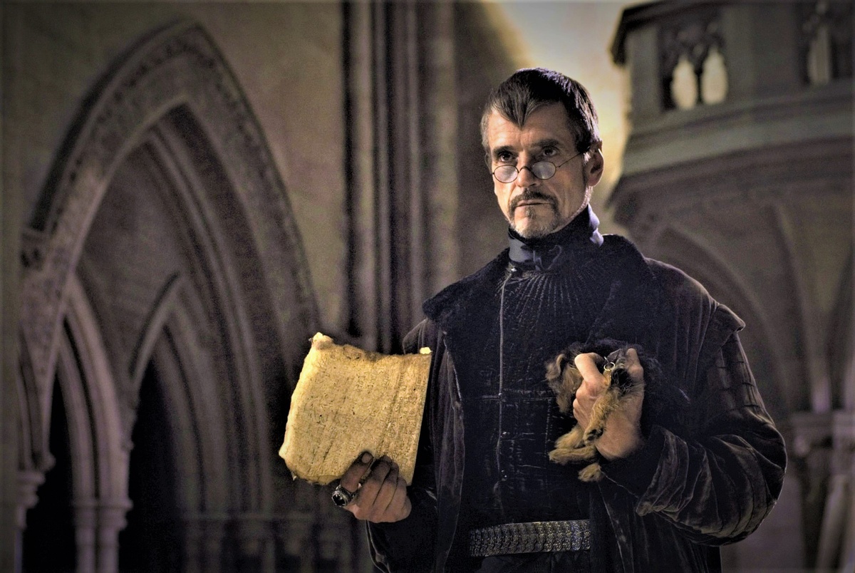 Джереми Айронс в роли патриция Витинари в фильме "Цвет волшебства" (фото condor-films.fr).