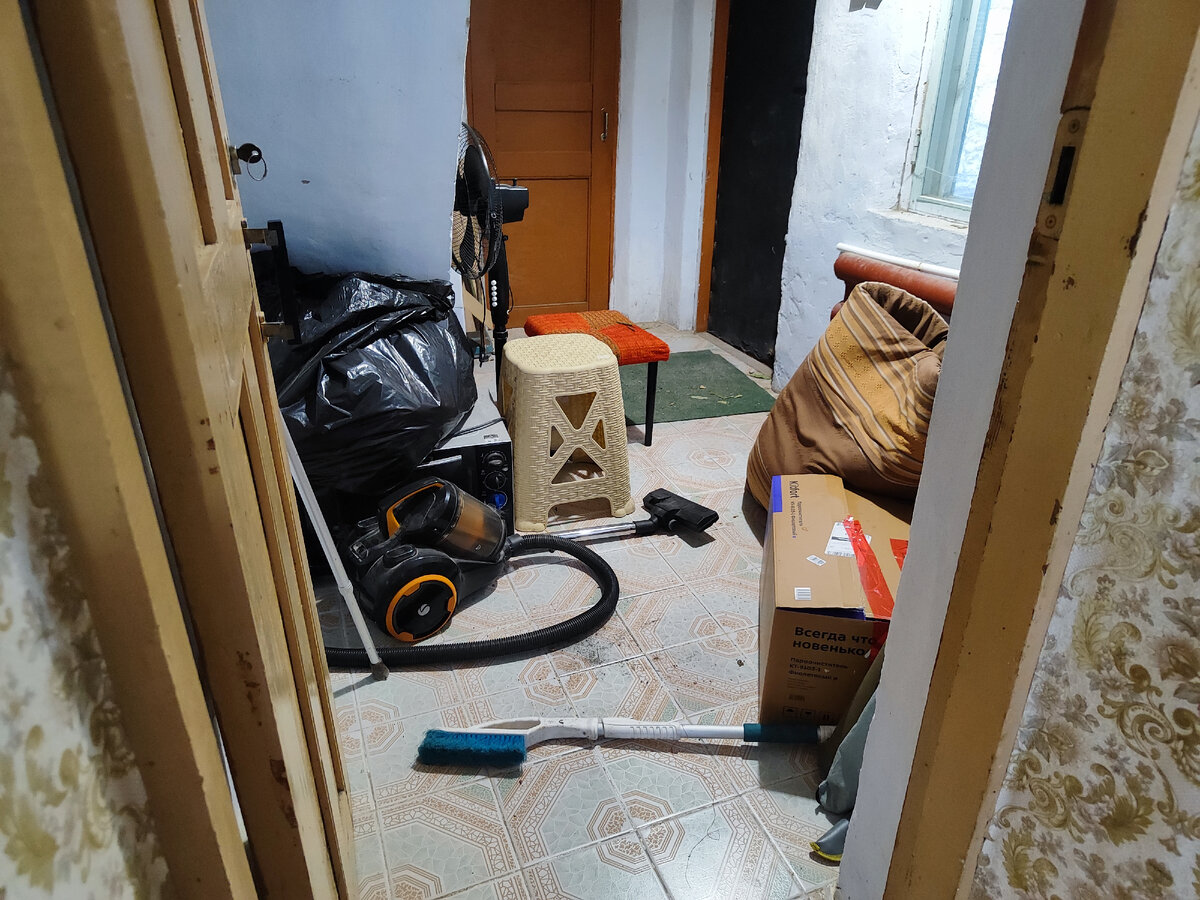 Было так.. часть вещей во время замены окон перекочевала сюда и осталась валяться