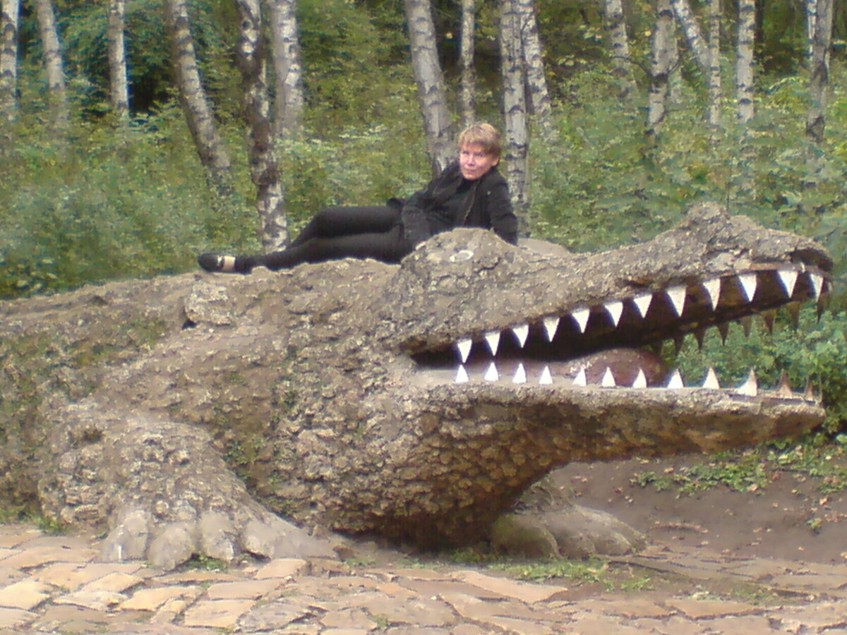 Тоже Кисловодск-2011. Раньше я это фото подписывала: "Я со своим крокодилом". Потом перестала, когда муж подписал фото с камнем, похожим на кобру, :"Я, со своей змеёй". Ну милые семейные шутки, куда без них)))