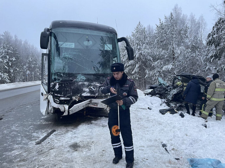    Водитель автобуса и пассажиры не пострадали