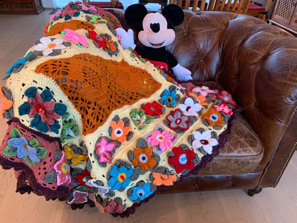 кофточка из остатков пряжи. вязание из переплетенных цветных полос. эксклюзивные вязаные вещи. вязаный пэчворк. джемпер из остатков пряжи крючком.