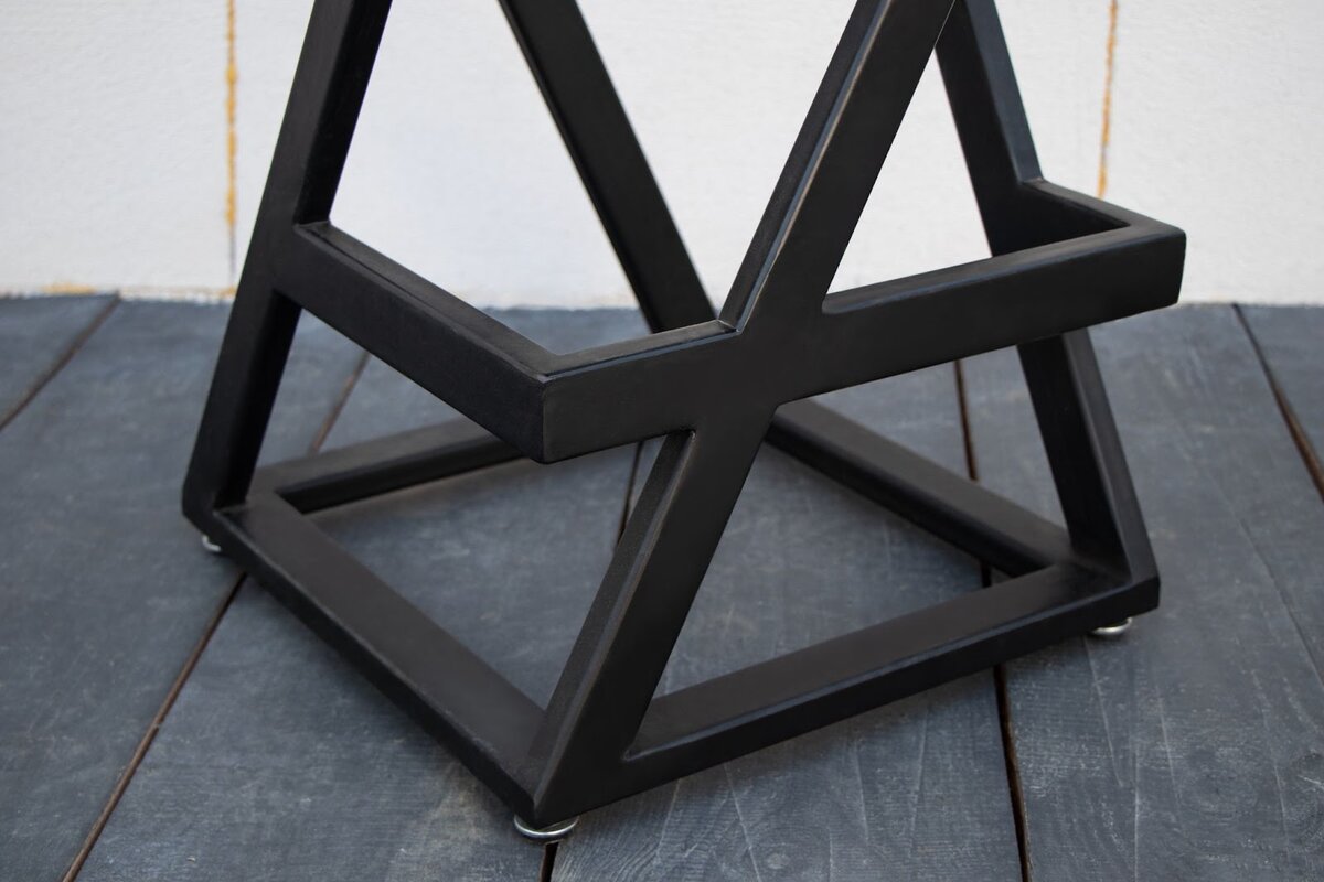 В своей мебели мы используем в основном сварные соединения. Сварку, обработку и покраску мы выполняем в заводских условиях. Используем металл толщиной от 2 мм