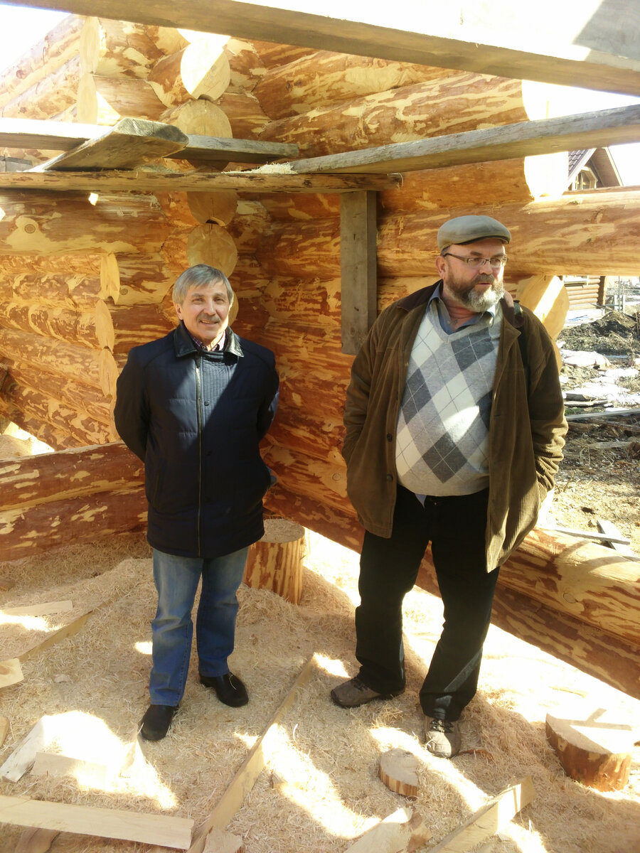 Ф.Д. Лазарев и Н.И. Ушаков внутри сруба храма 9.04.2016 г.