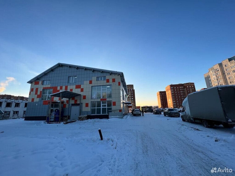    Торговый центр продают вместе с парковкой