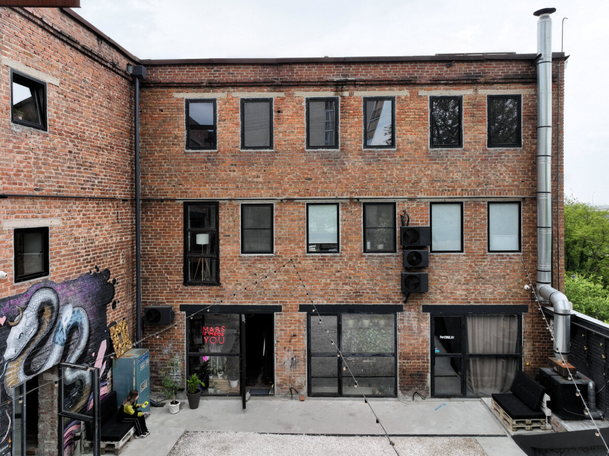 Кластер D30. Летом его дворик становится театральной площадкой.