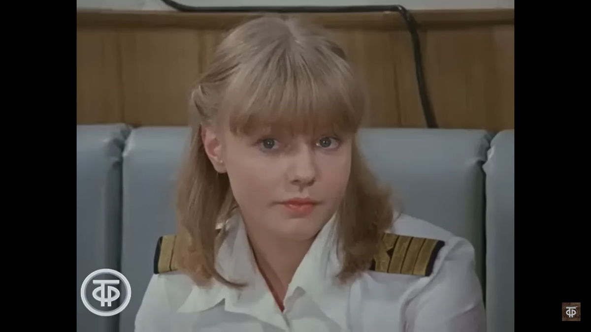 Хрупкая девушка-капитан Люба. Кадр из фильма "Берегите женщин", источник https://www.youtube.com/watch?v=osaeNiLyWvk&list=WL&index=1