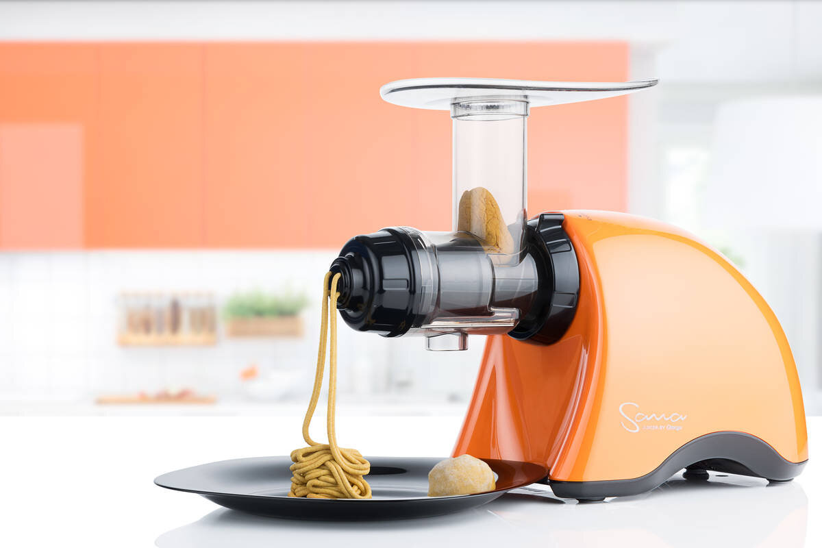 Sana EUJ-707 способна готовить фреши, смузи, детское питание, ореховую пасту и даже лапшу