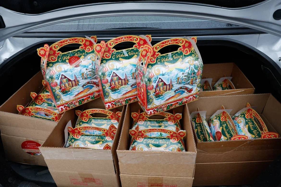 Накануне Нового года в школу приезжает газель с подарками. Разгружают её папы.