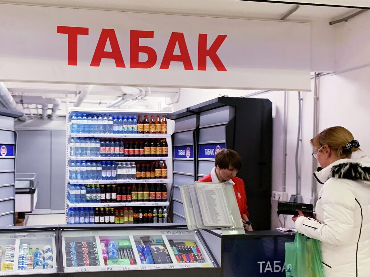    Покупатель у табачной лавки© РИА Новости / Наталья Селиверстова