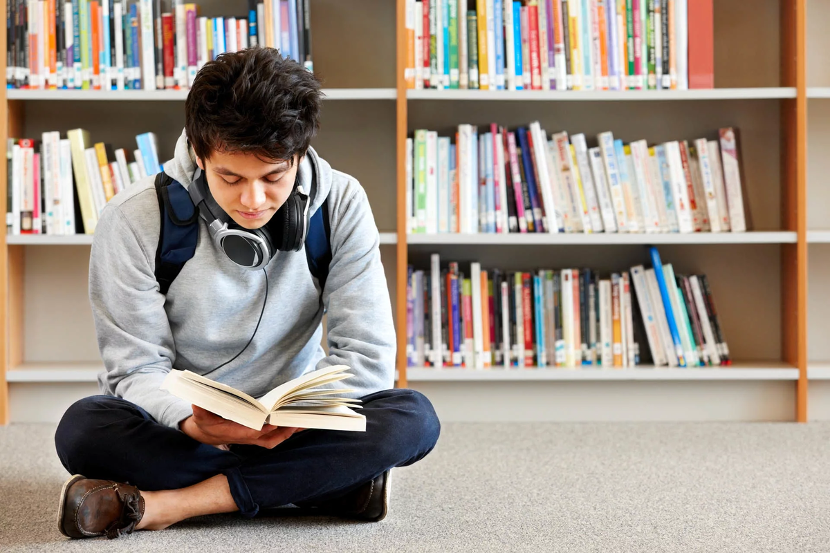 He write a book. Подросток с книгой. Подросток с книжкой. Чтение книг подростки. Книги для тинейджеров