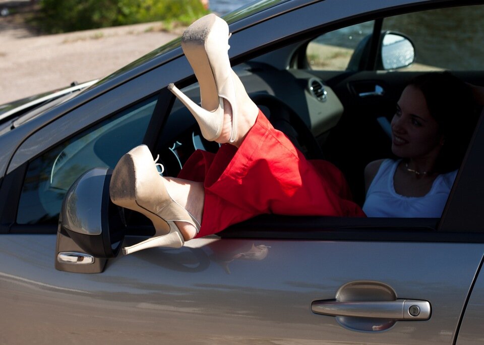 Забавные инциденты. Желтые утки авария. Забавные инциденты. Козлик запрыгнул в машину. Забавные инциденты.