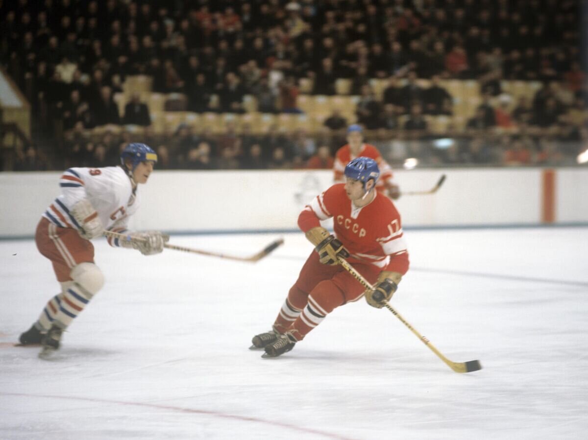    Олимпийский чемпион, заслуженный мастер спорта СССР, нападающий сборной хоккейной команды ЦСКА Валерий Харламов (справа) во время игры© РИА Новости / Александр Макаров