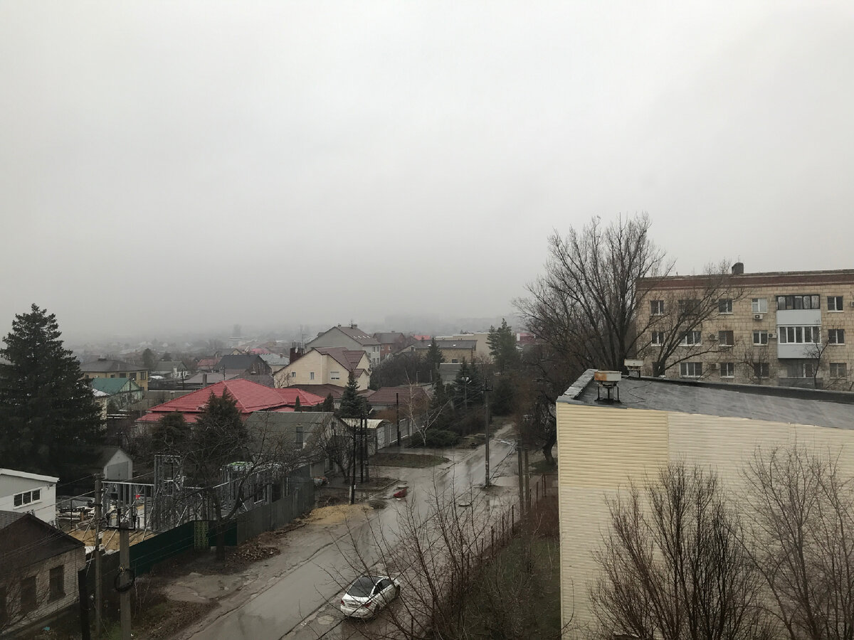 Печальный вид из окна. Середина дня, солнышка не видно