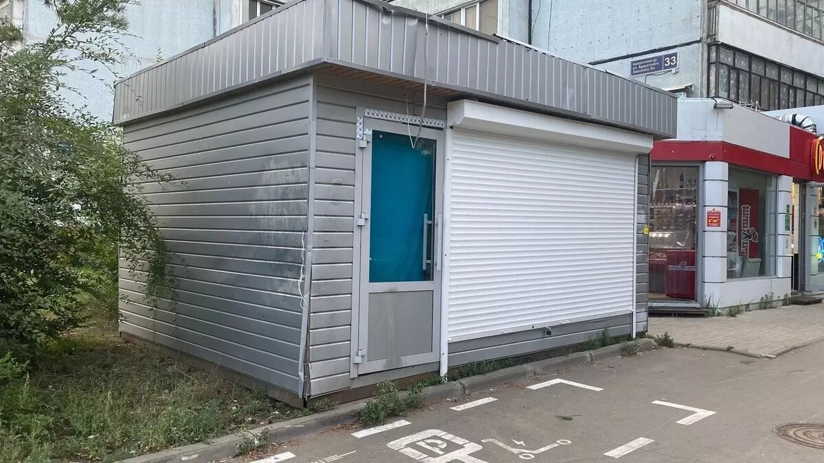     В Казани собираются снести торговый павильон, построенный самостоятельно на муниципальной земле. Соответствующее постановление подписал глава исполнительного комитета города Рустем Гафаров.
