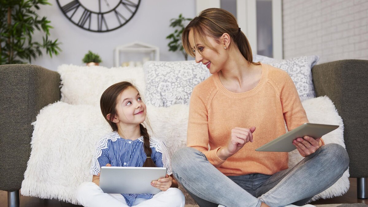    Ребенок начал задавать неудобные вопросы? Психолог поделилась, как подготовиться к разговору© Freepik | gpointstudio