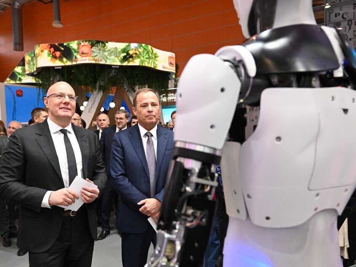    Заместитель председателя правительства России Дмитрий Чернышенко и полномочный представитель президента РФ в Приволжском федеральном округе Игорь Комаров во время участия в мероприятиях выставки-форума "Россия" на ВДНХ© РИА Новости / Фотохост-агентство РИА Новости