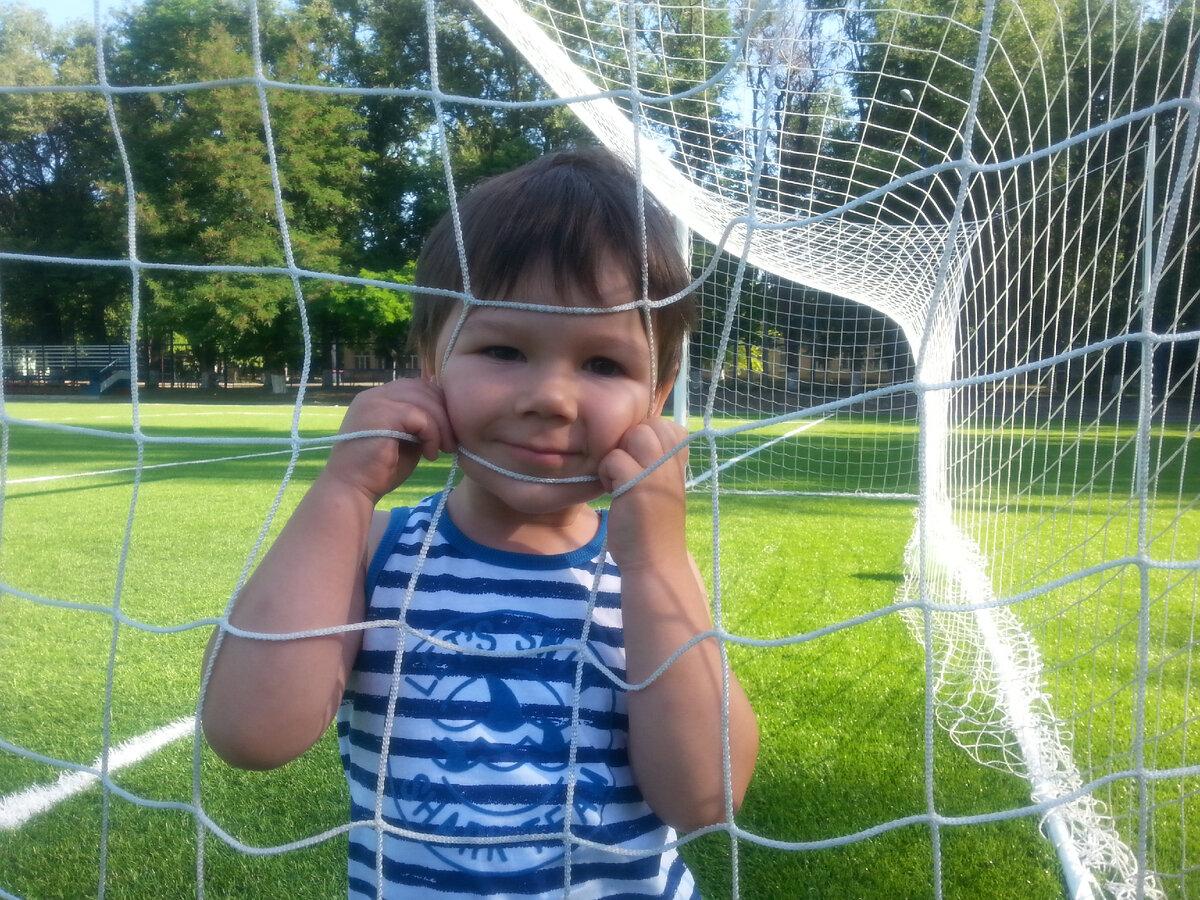 Школьный стадион. 2018 год. 3 года Тимофею. 