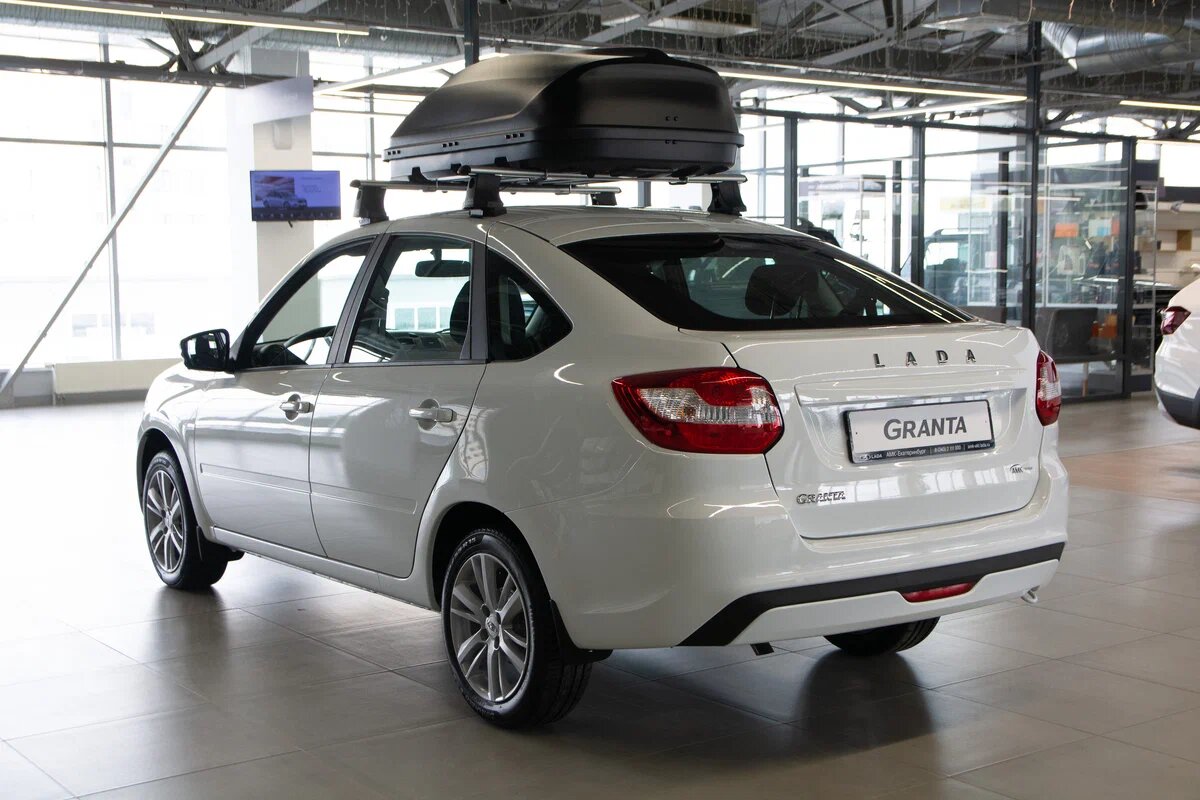 Заехал в автосалон Лада, чтобы узнать сколько стоит Лада Гранта и ...
