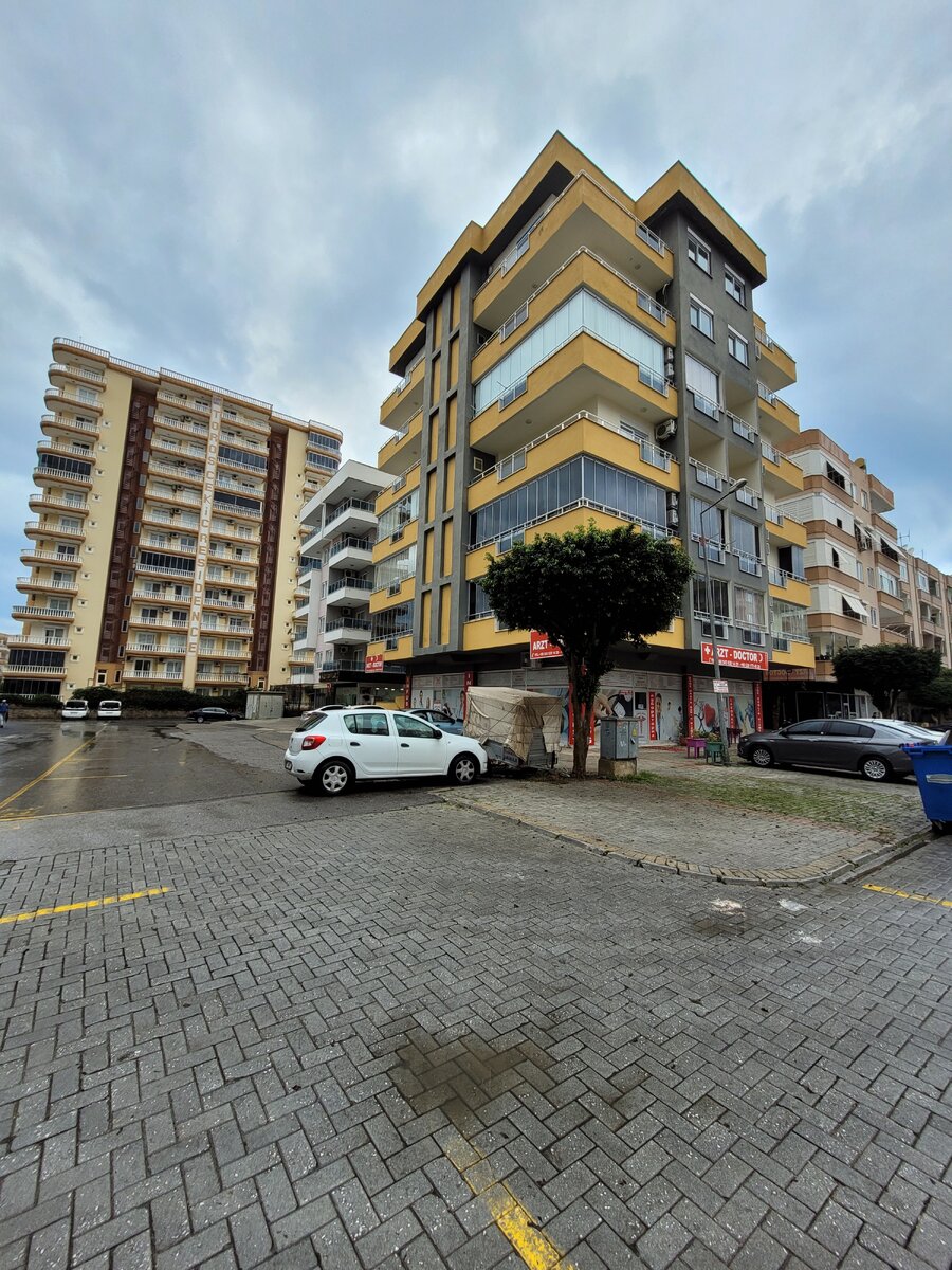 Фото автора. Салон в бежевом доме справа на фото. 