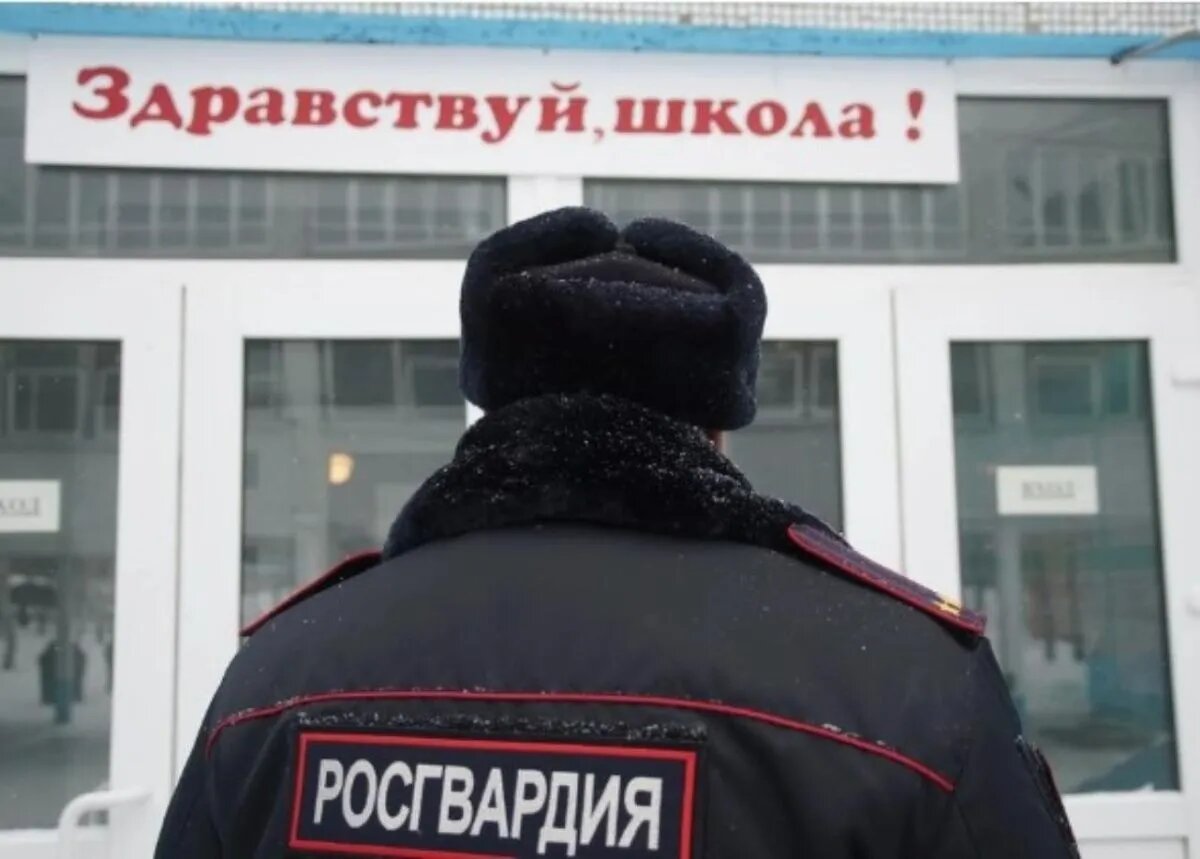 Сотрудник полиции возле школы.  Источник: cityreporter.ru  Автор фото: Светлана Маковеева 