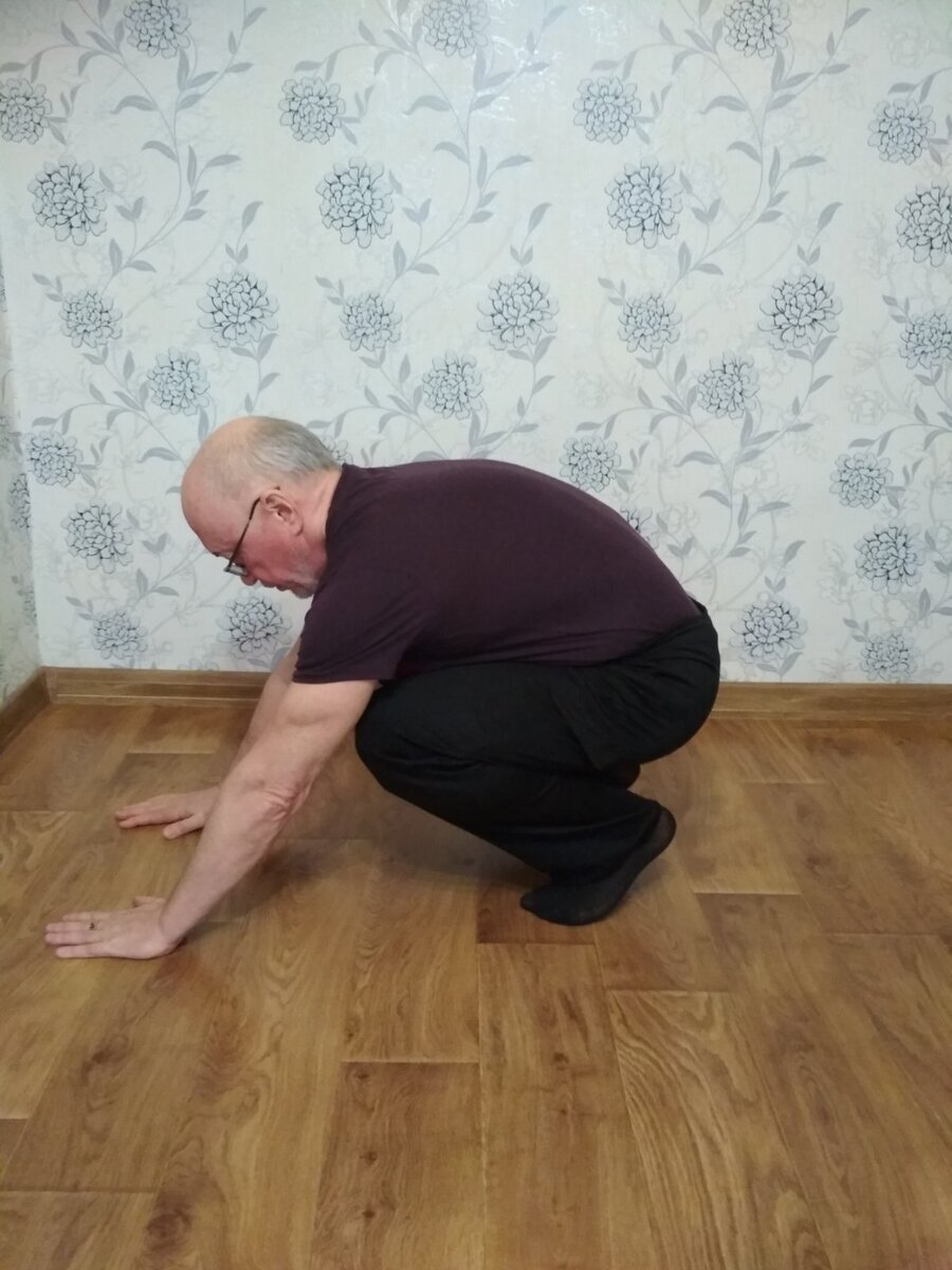 Положение первое - вдох.