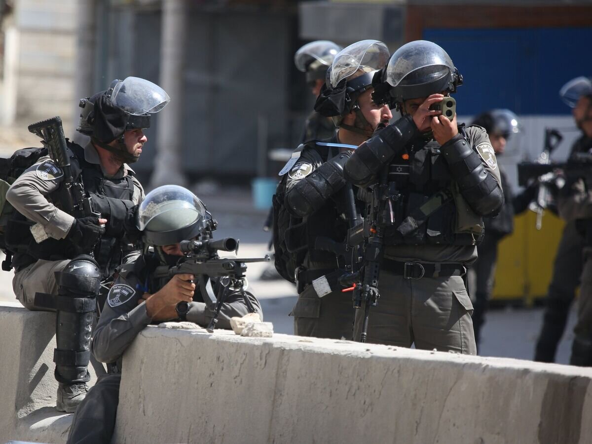    Израильские военнослужащие во время уличных протестов в Палестине против переноса посольства США в Иерусалим. 14 мая 2018© РИА Новости / Иссам Аль-Римави