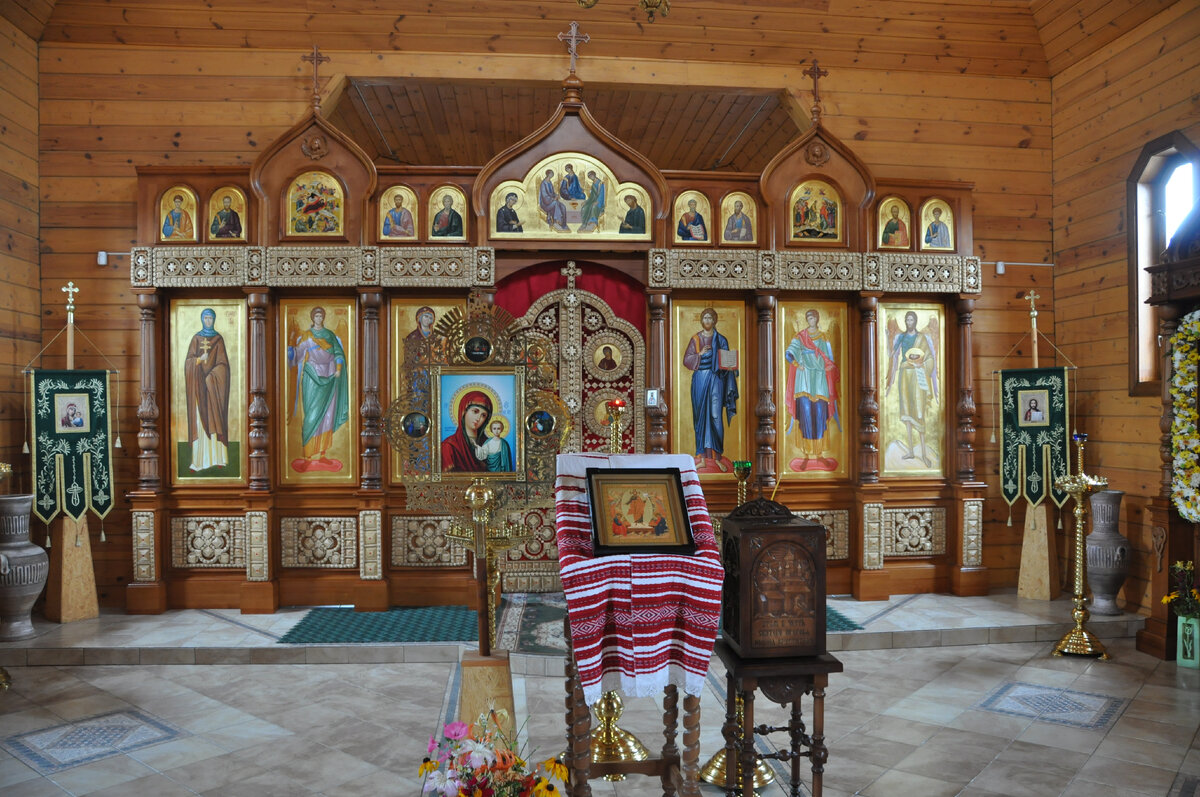 Что делают в часовне. Храм. Алтарная перегородка в храме. Внутреннее убранство храма аналое. Солея в храме это.