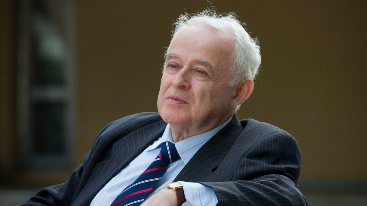 Михаил Ефи́мович Литва́к. Психиатр, психотерапевт, кандидат медицинских наук.