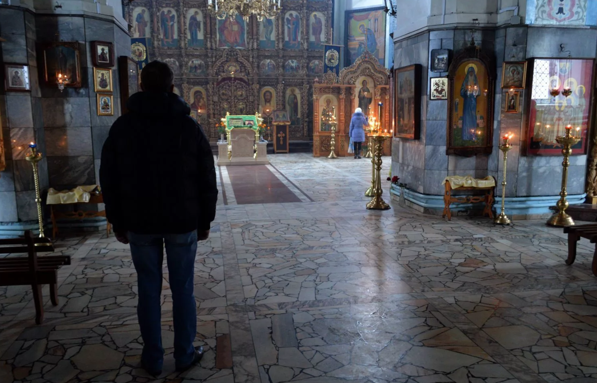 Мерзость запустения на святом месте. Пустой храм. Парень в церкви. Православная Церковь. Люди возле храма.