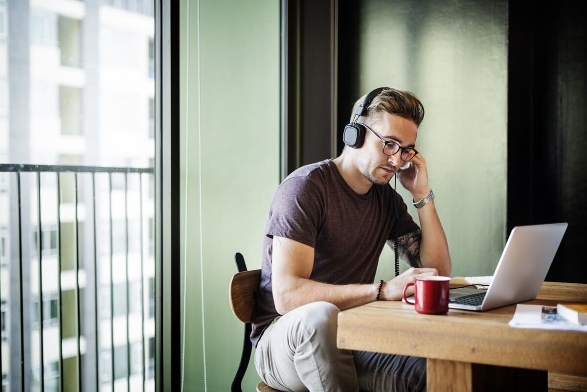 Listening translate. Прослушивание подкастов. Человек слушает музыку на компьютере. Человек слушает подкасты. Прослушивание музыки дома.