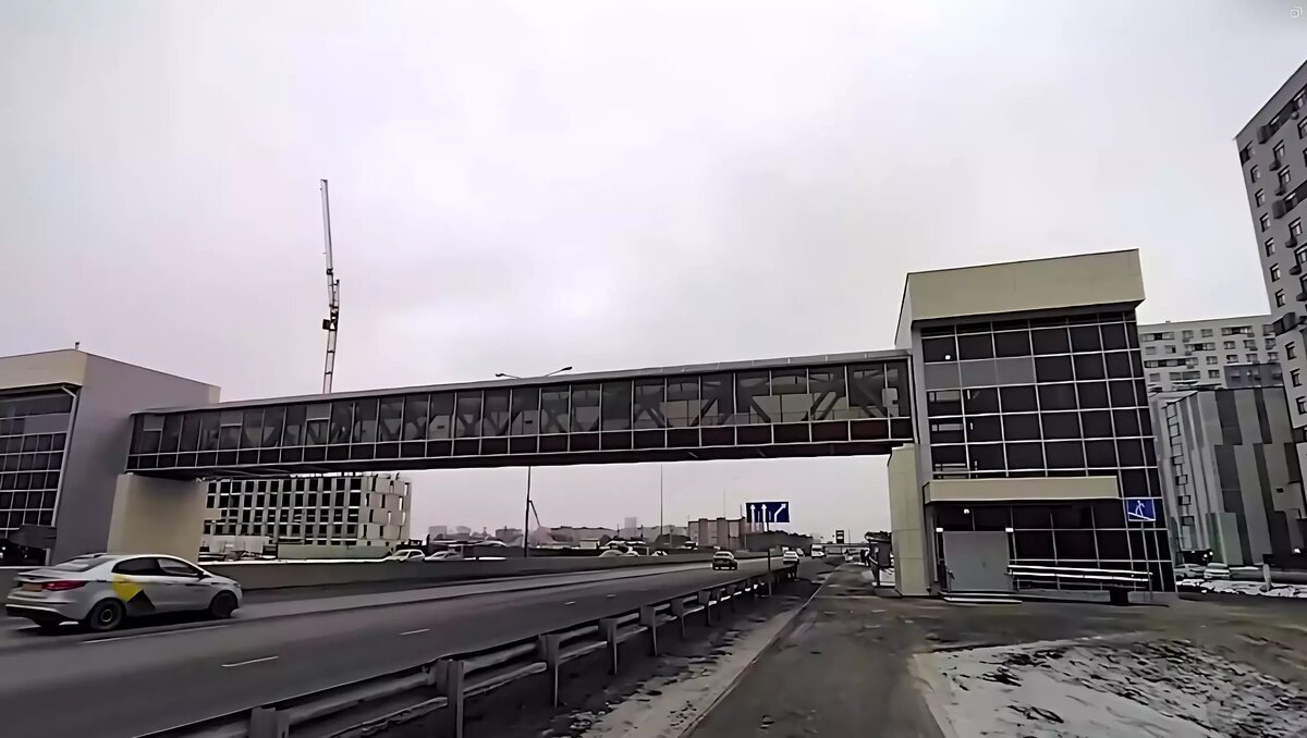     Рядом с жилым комплексом «Колумб» открылся надземный пешеходный переход. Накануне подрядчик включил в сооружении освещение и запустил лифты, сообщает Информационный центр правительства региона.