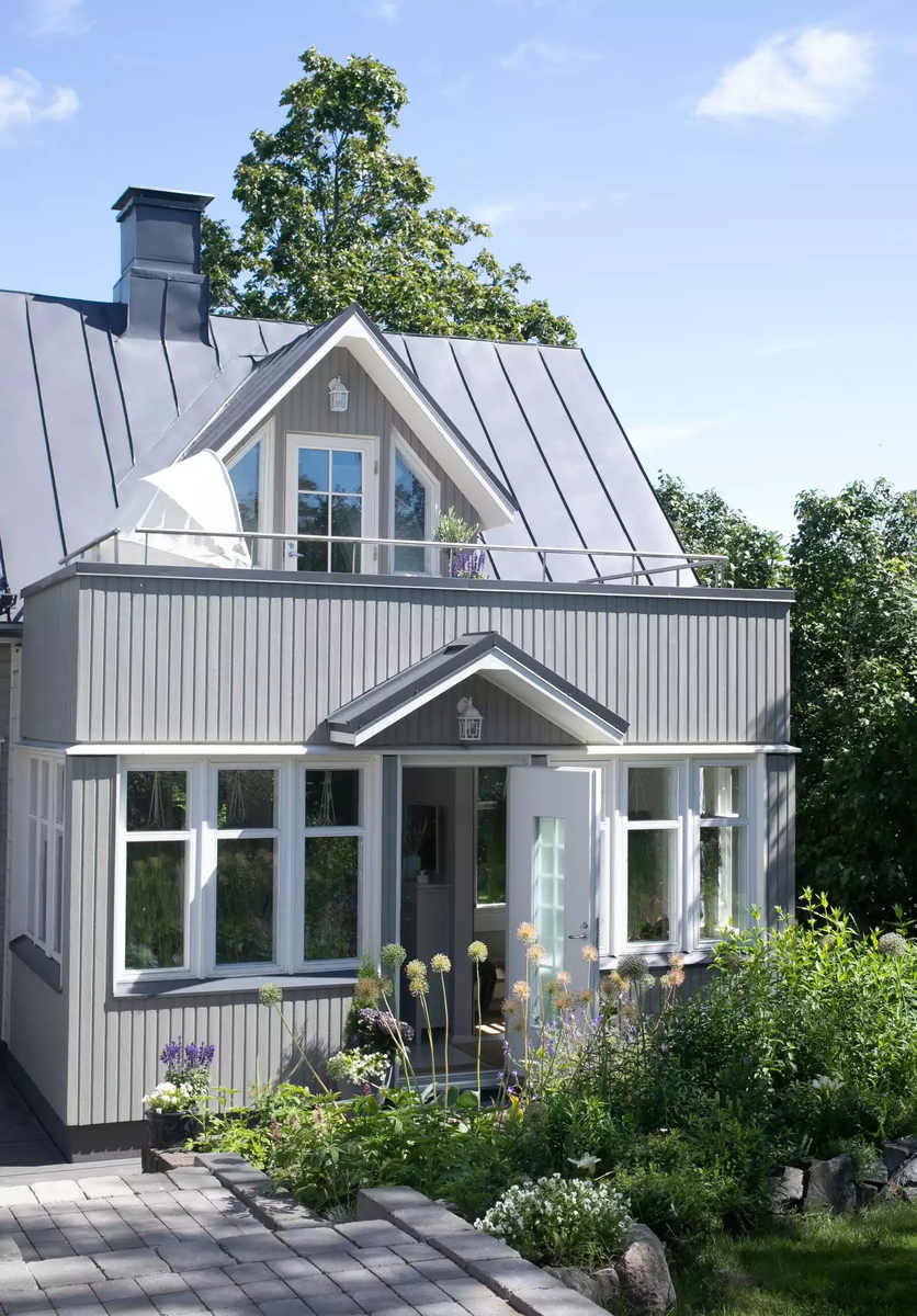 Кому-то домик покажется простеньким и обычным. Но порой именно в простоте и кроется особое очарование. Смотришь на такой коттедж и думаешь — эх, вот бы мне там жить