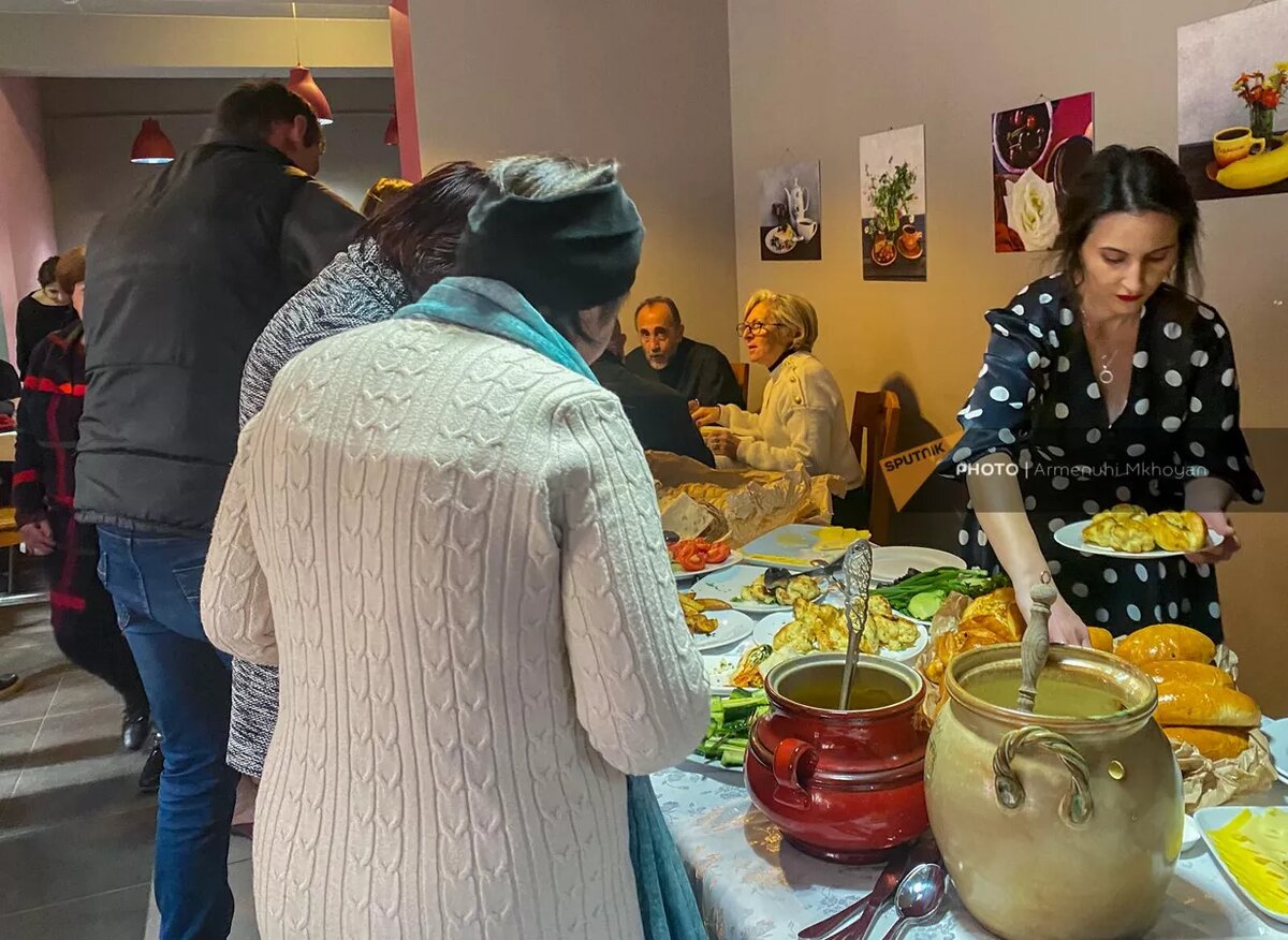 Благотворительная столовая для вынужденных переселенцев из Арцаха открылась в Гюмри при поддержке армяно-французской ассоциации "Луйс" © Sputnik / Armenuhi Mkhoyan