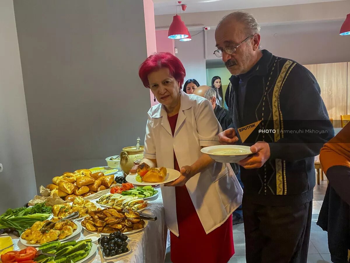Благотворительная столовая для вынужденных переселенцев из Арцаха открылась в Гюмри при поддержке армяно-французской ассоциации "Луйс" © Sputnik / Armenuhi Mkhoyan