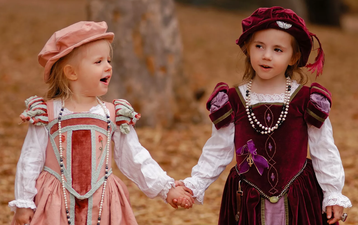 Средние века дети. Дети в средневековой одежде. Детская одежда в средние века. Детская одежда средневековья. Дети в исторических нарядах.