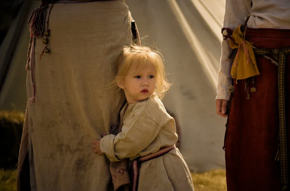 Исторический воспитывать. Детская одежда викингов. Средневековые дети. Дети Викинги. Дети в средневековье.