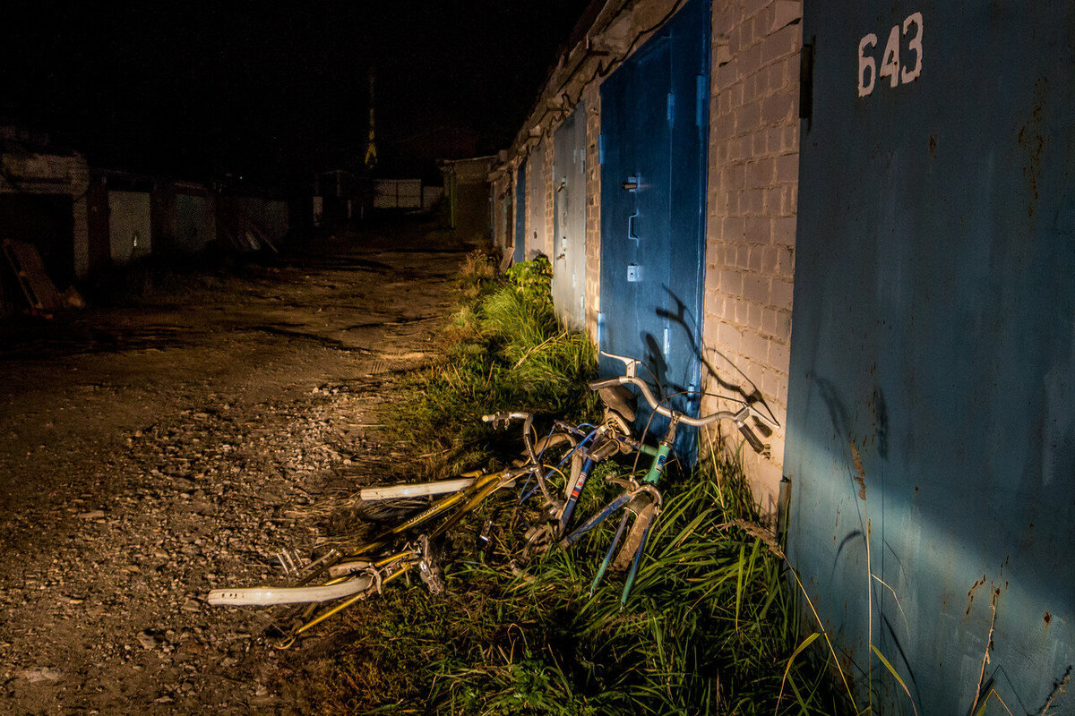 Вдалеке - портовый кран. "Якорь" не случайно так назван, он располагается почти в Казанском речном порту, в самом начале полуострова-пирса