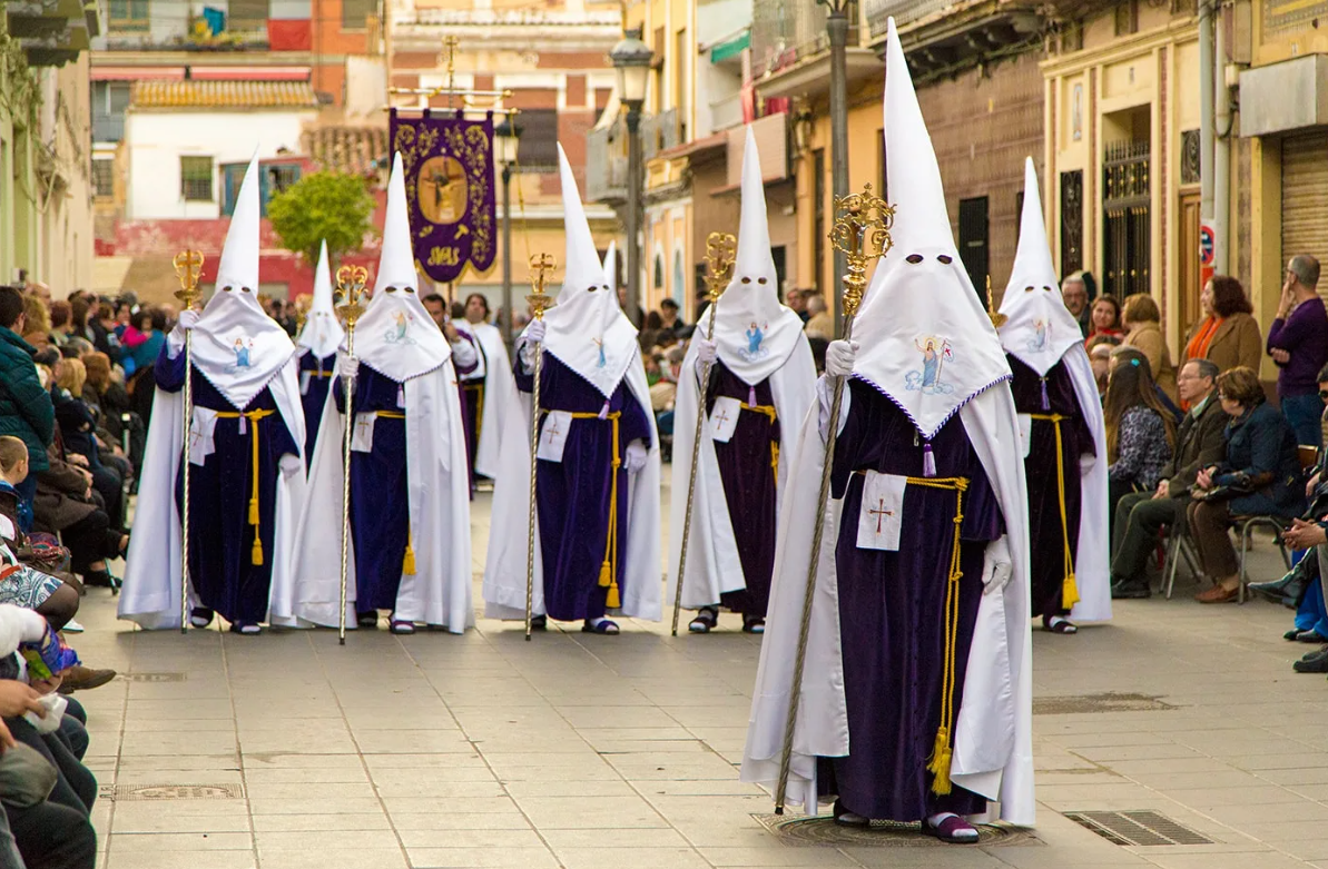 Пасха в испании 2024 год. Пасхальное шествие в Испании. Католики в Испании.