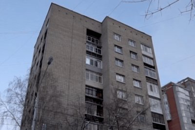   Бывший сосед показал дом Шойгу в Красноярске, где он жил в конце 80‑х ©Кадр из видео