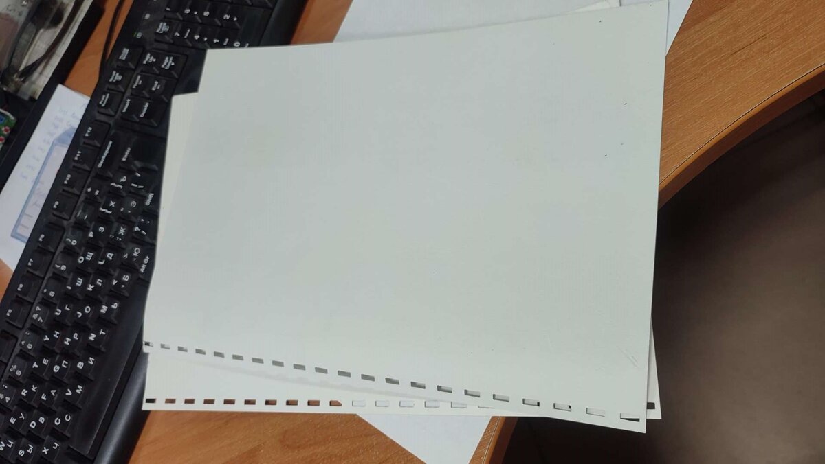 Бумага поплотнее - есть в избытке. Перфорация нас не пугает - это все отрежем еще нахрен